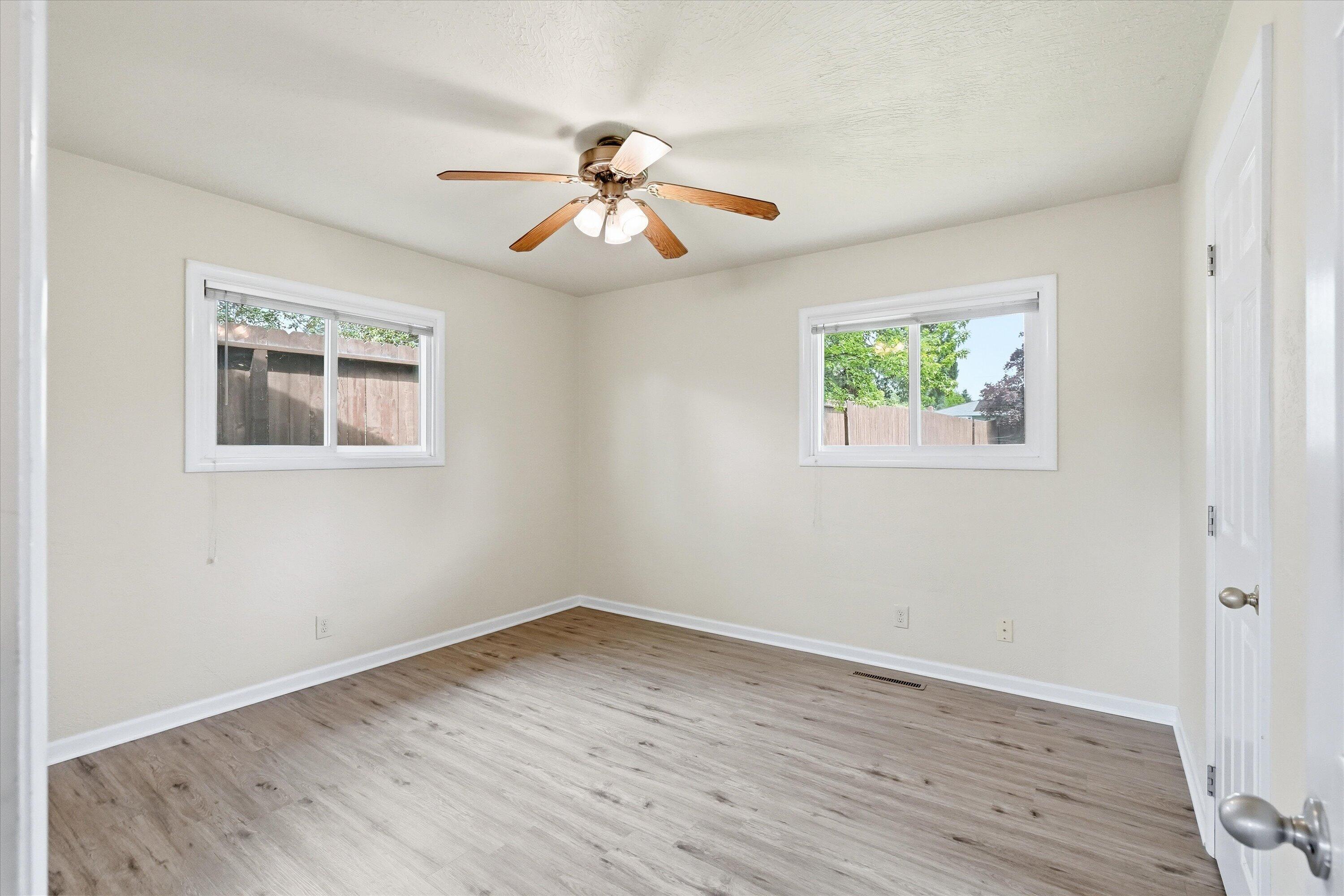 689 South Modoc Avenue Medford, OR 97504 - Photo 26 of 47 Primary bedroom