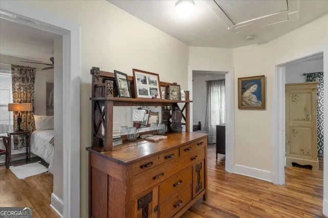 a kitchen that has a lot of cabinets in it