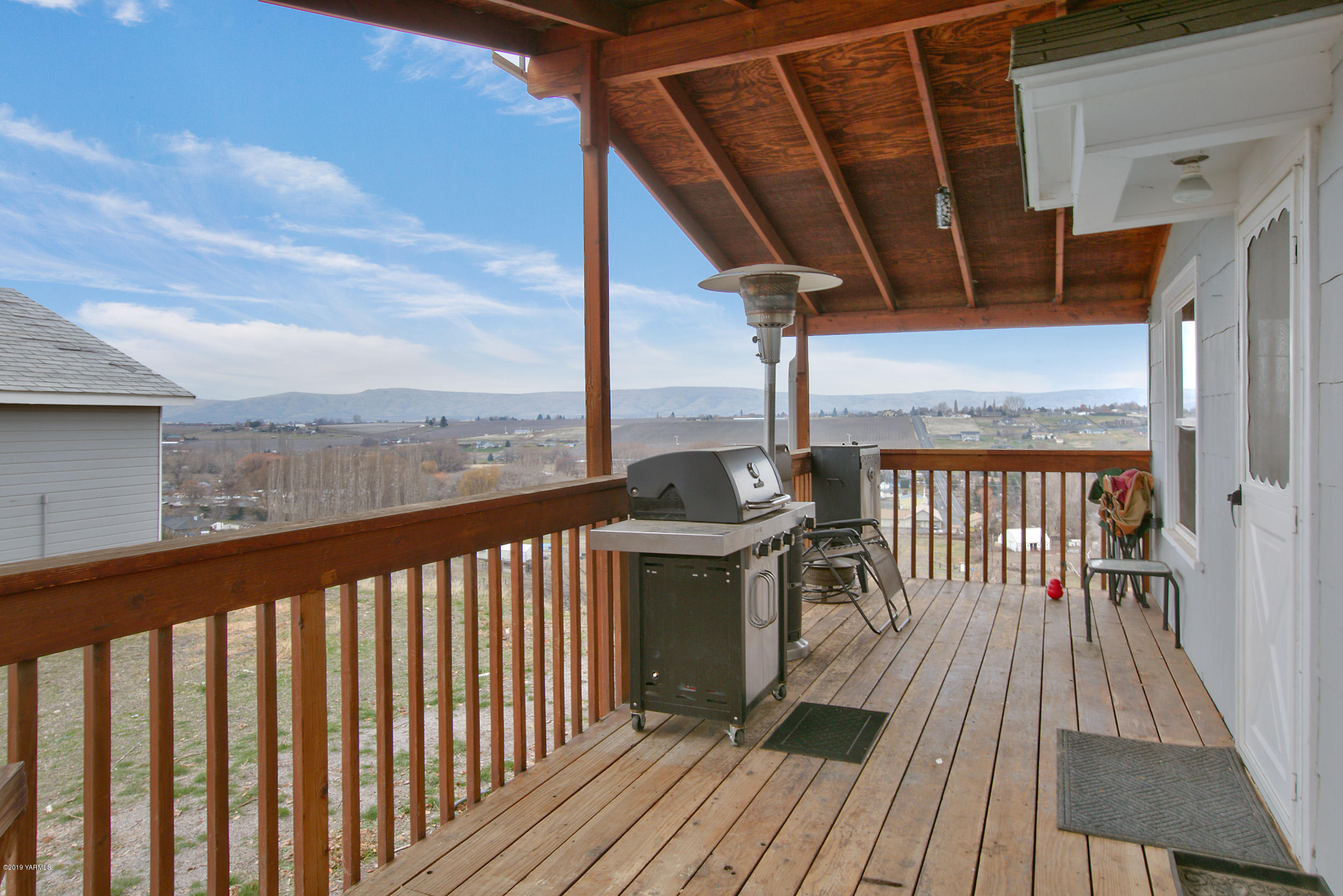 11130 Estes Road Yakima, WA 98908 - Photo 4 of 16 a view of a balcony with wooden floor