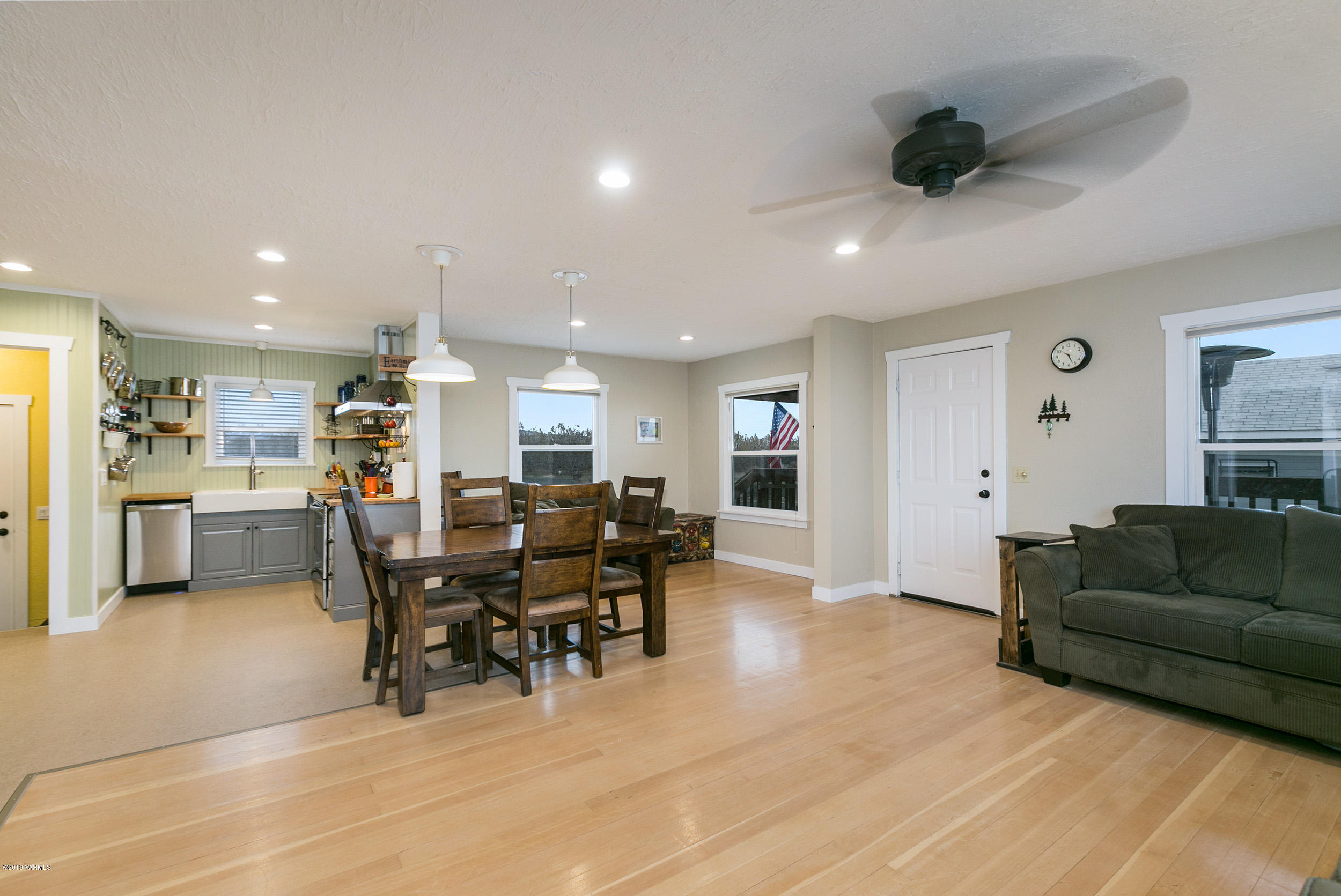 11130 Estes Road Yakima, WA 98908 - Photo 5 of 16 a living room with furniture and a dining table with kitchen view