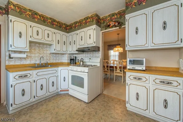 $549,900 | 31 Gray Street, West Caldwell, NJ 07006