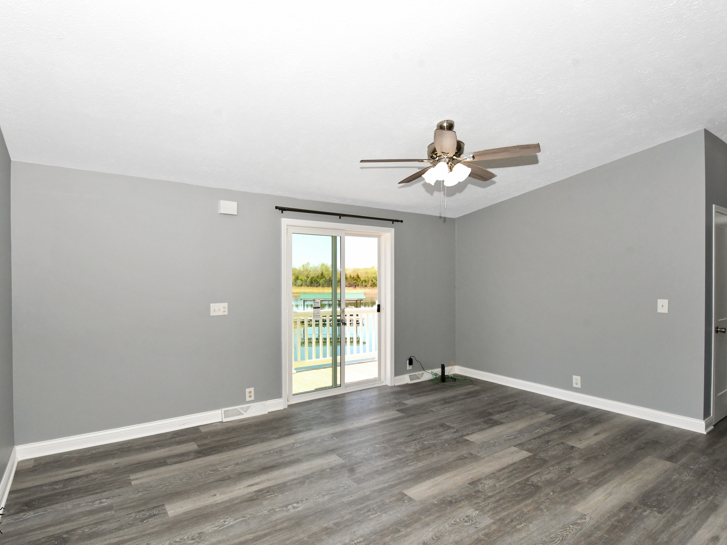 18530 West 3000N Road Reddick, IL 60961 - Photo 20 of 40 wooden floor in an empty room with a window