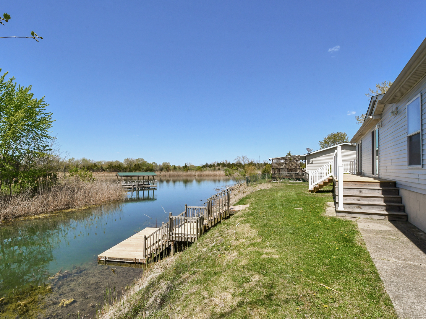 18530 West 3000N Road Reddick, IL 60961 - Photo 34 of 40 a view of a lake with houses