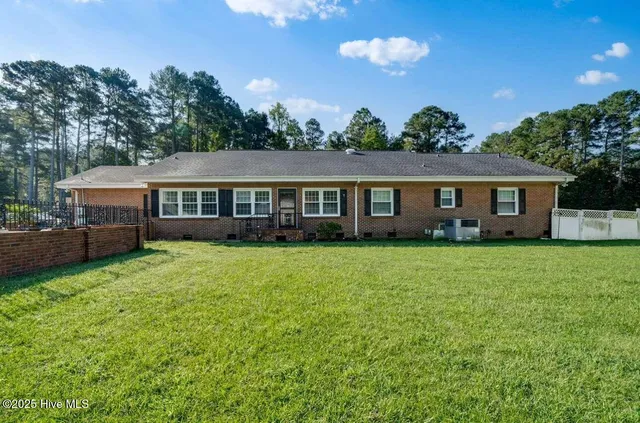 $307,000 | 159 Meadowbrook Lane, Warsaw, NC 28398