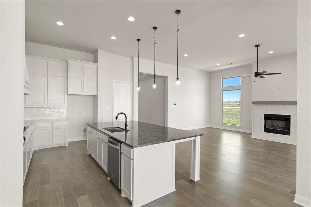 1320 Red Rock Road Hewitt, TX 76643 - Photo 15 of 37 Kitchen