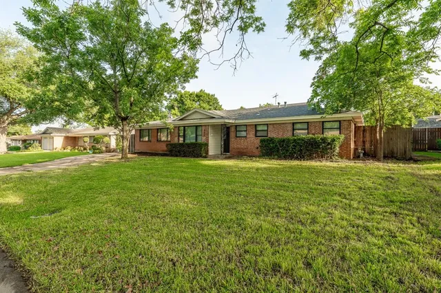 $400,000 | 600 Circleview Drive North, Hurst, TX 76054