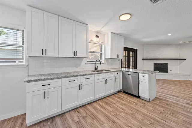 $400,000 | 600 Circleview Drive North, Hurst, TX 76054