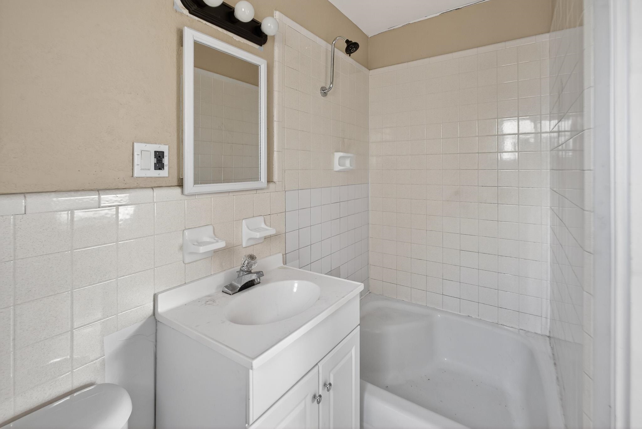2907 North 5th Street St. Augustine, FL 32084 - Photo 44 of 71 Full bath featuring vanity, bathtub / shower combination, and tile walls