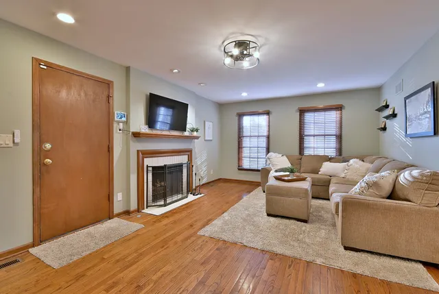 $449,900 | 1612 Stonebridge Trail, Wheaton, IL 60189