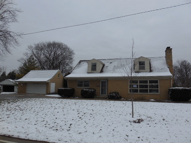 901 South Westgate Road Des Plaines, IL 60016 - Photo 2 of 21 a front view of a house with a yard