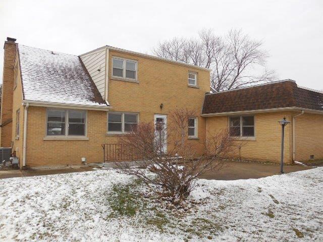 901 South Westgate Road Des Plaines, IL 60016 - Photo 4 of 21 a front view of a house with a yard