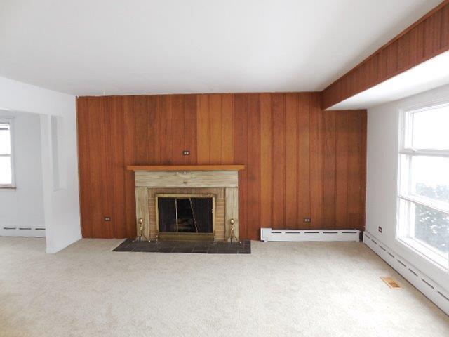 901 South Westgate Road Des Plaines, IL 60016 - Photo 5 of 21 an empty room with furniture and windows