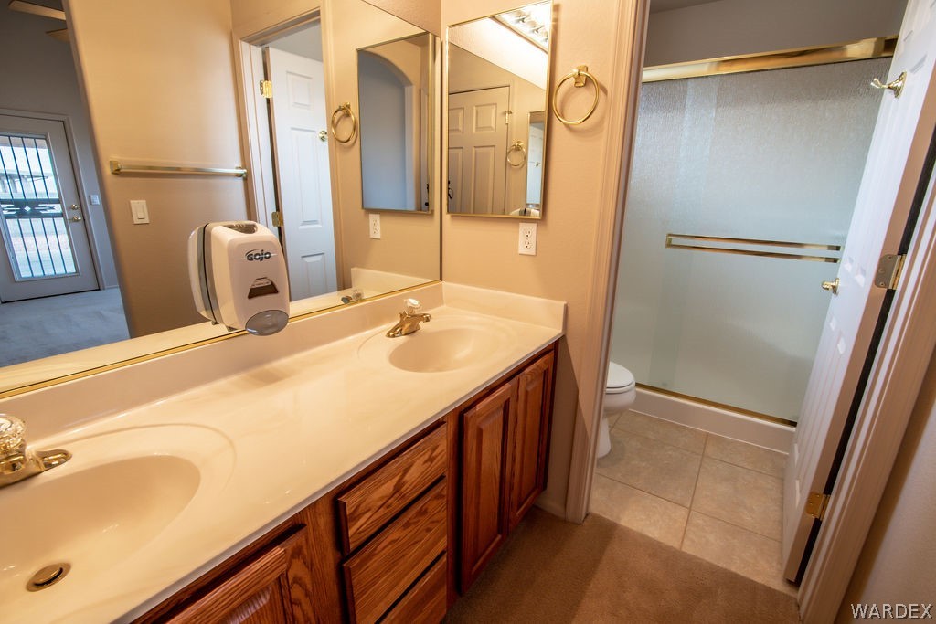 4213 East Cane Ranch Road Kingman, AZ 86401 - Photo 13 of 40 a bathroom with a double vanity sink and a mirror