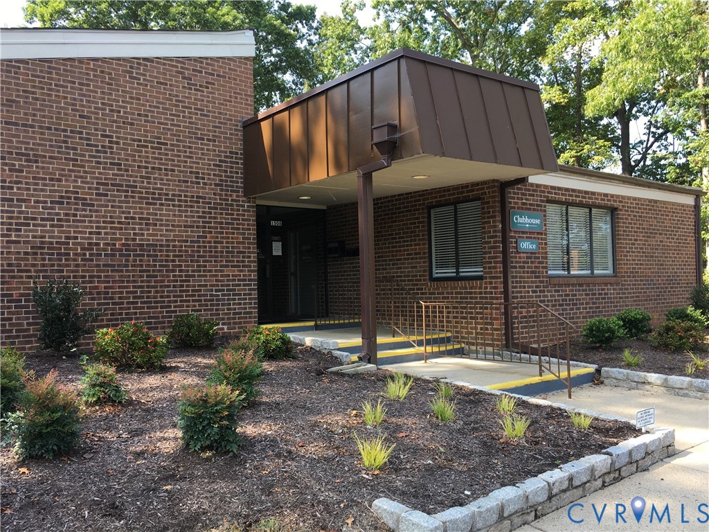 1501 Regency Woods Road, Unit 303 Henrico, VA 23238 - Photo 20 of 24 a front view of a house with garden