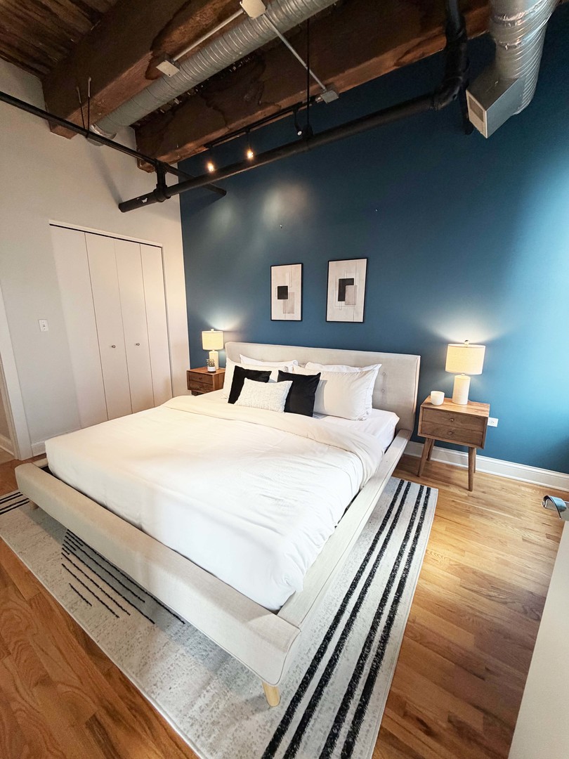 106 North Aberdeen Street, Unit 5G Chicago, IL 60607 - Photo 15 of 21 a bedroom with a bed and a lamp