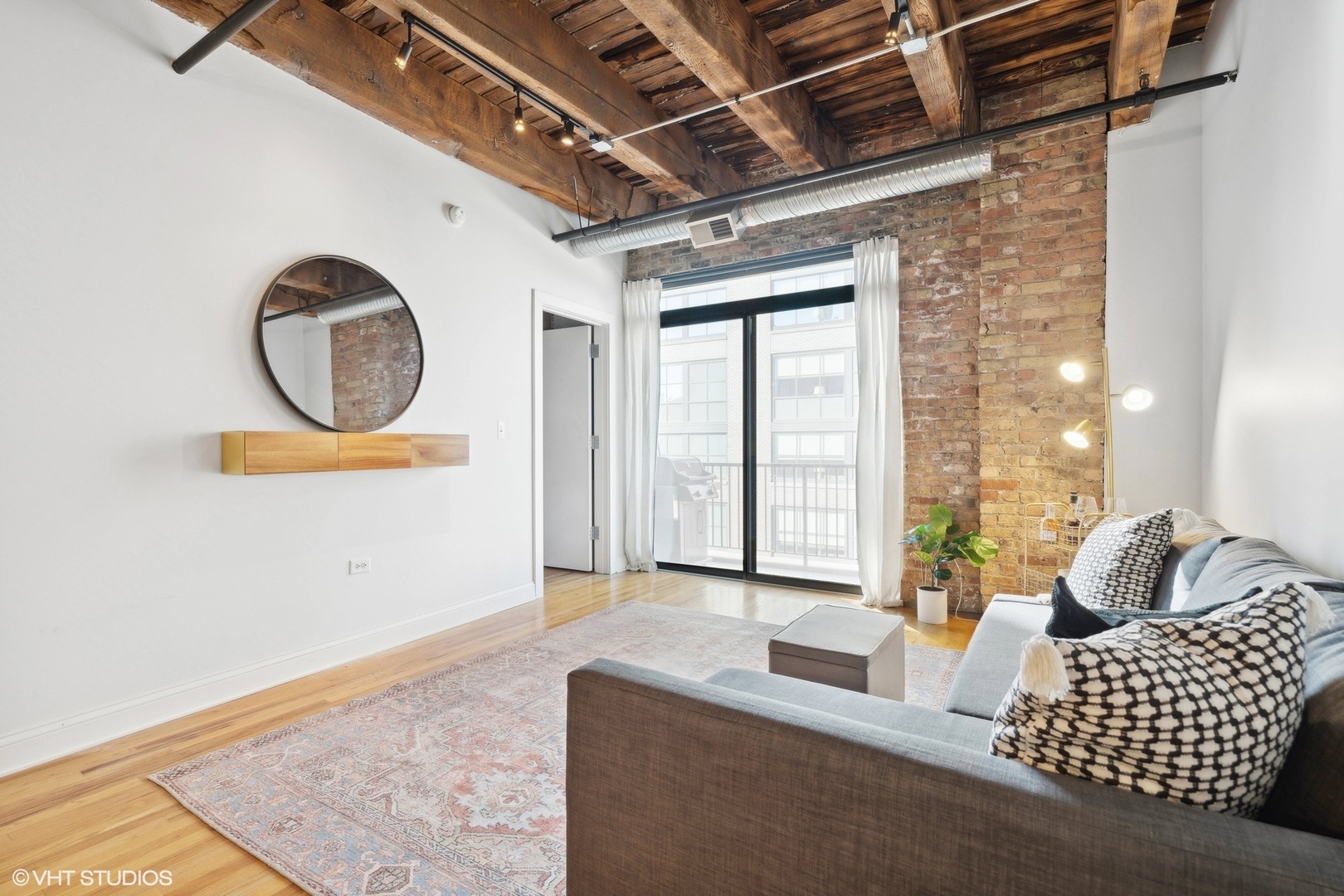 106 North Aberdeen Street, Unit 5G Chicago, IL 60607 - Photo 5 of 21 a living room with furniture