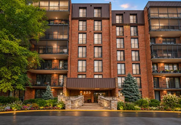 $375,000 | 125 Acacia Circle, Unit 404, Indian Head Park, IL 60525
