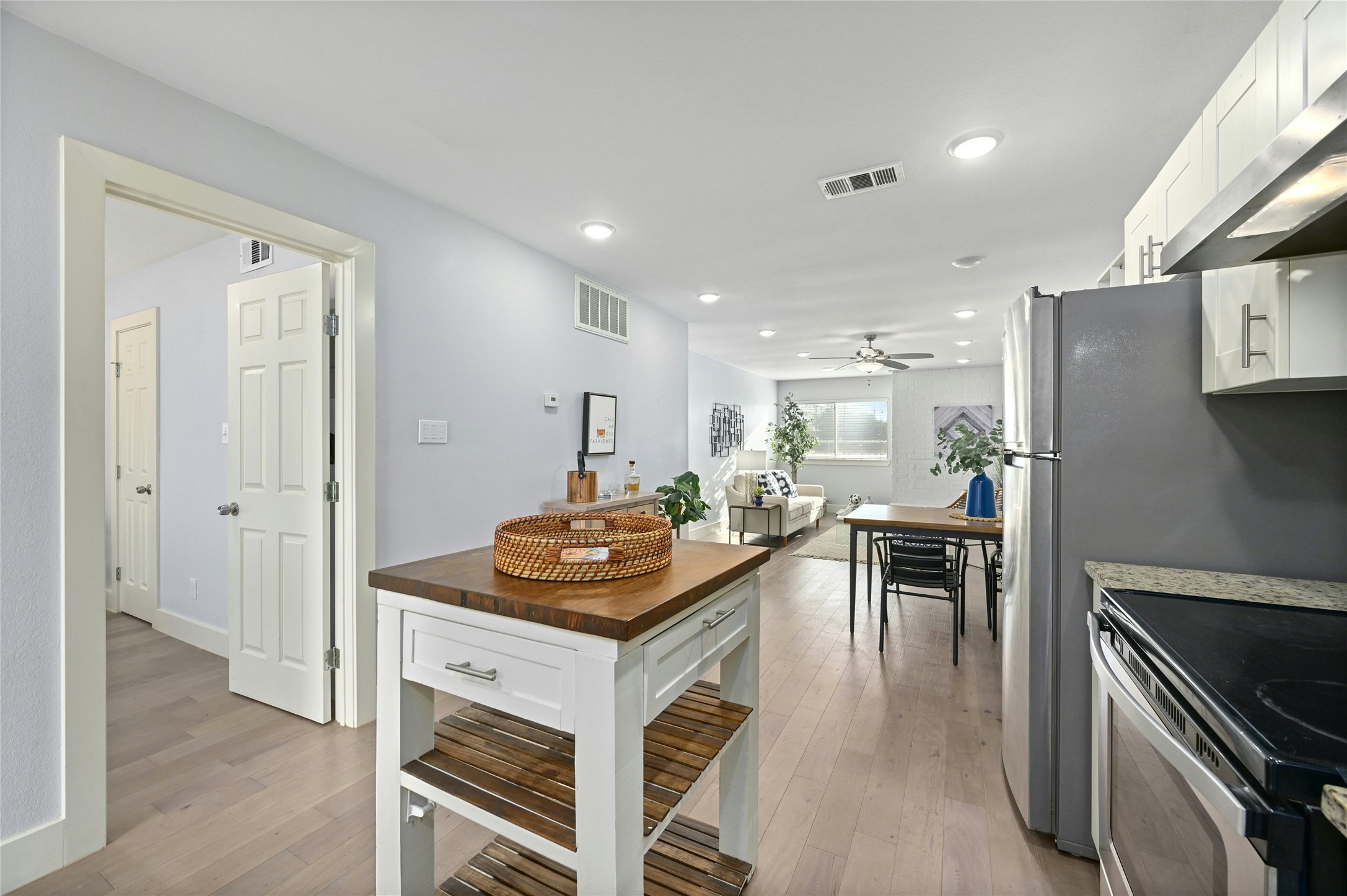 909 Reinli Street, Unit 228 Austin, TX 78751 - Photo 6 of 27 a kitchen with a table and chairs in it