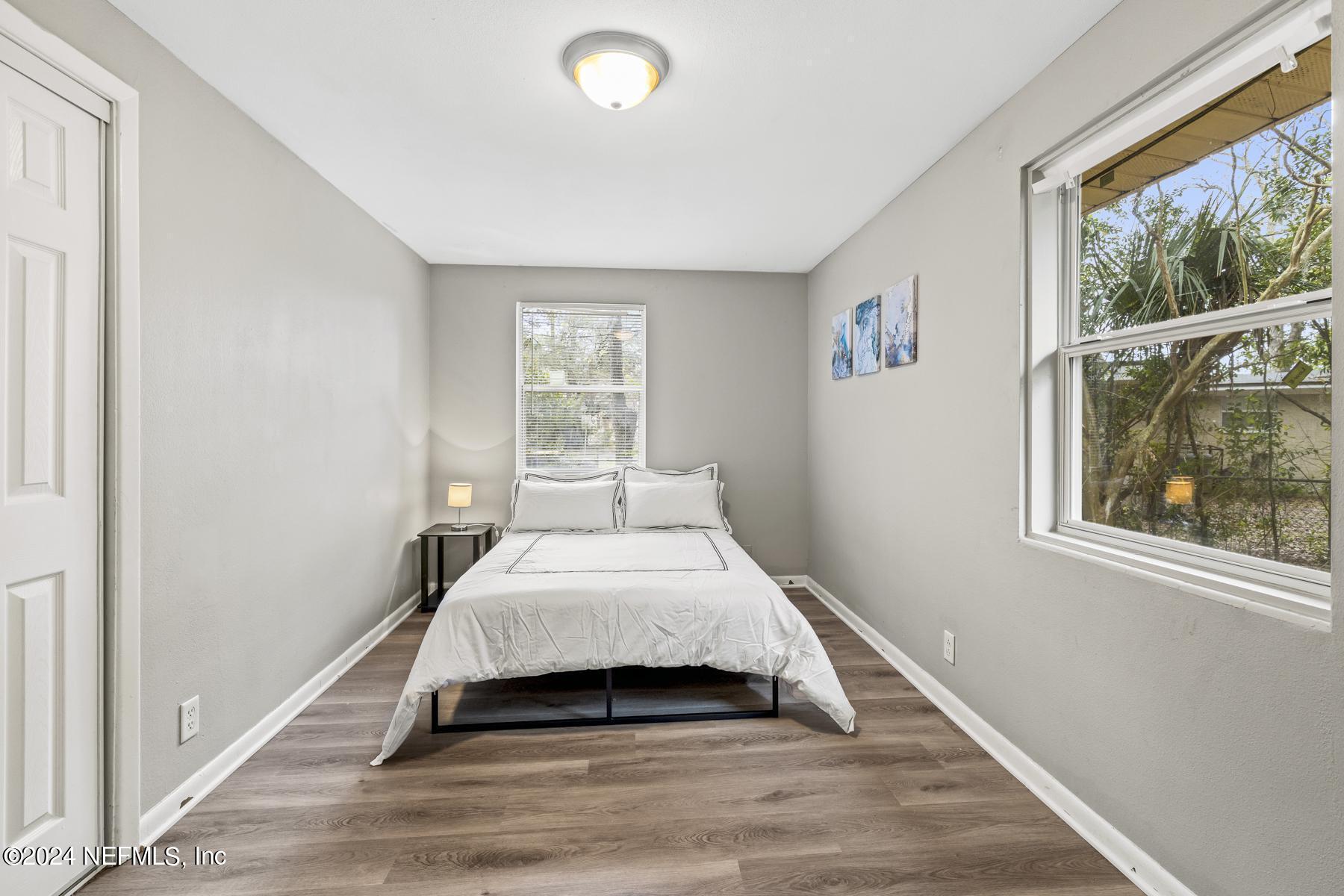 7142 Richardson Road Jacksonville, FL 32209 - Photo 8 of 10 a room with a bed and a window