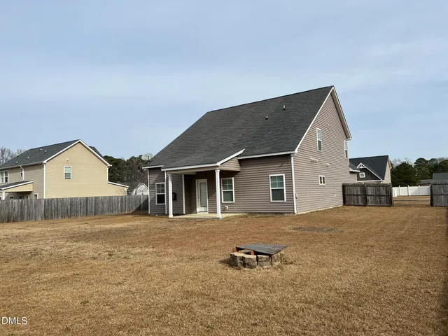 a view of a house with a backyard