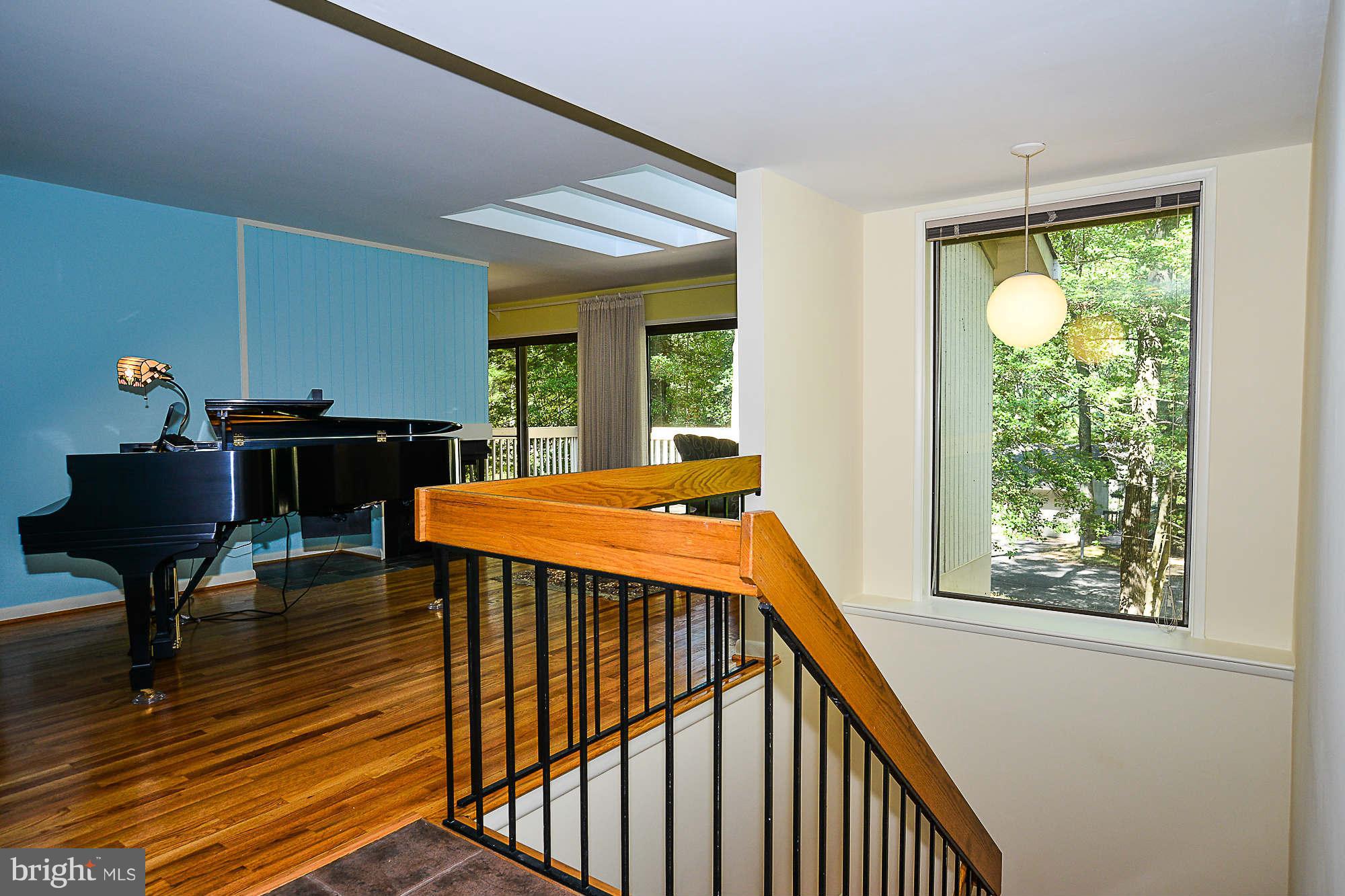 2300 Fox Fire Court Reston, VA 20191 - Photo 5 of 30 Living Room