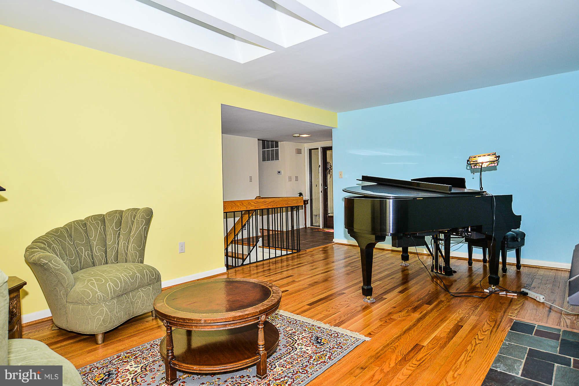 2300 Fox Fire Court Reston, VA 20191 - Photo 9 of 30 Living Room