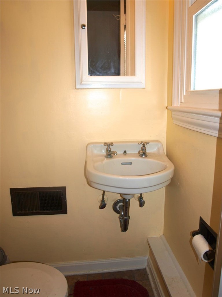 3919 Orchard Road Cleveland Heights, OH 44121 - Photo 13 of 35 Half bath on 1st floor