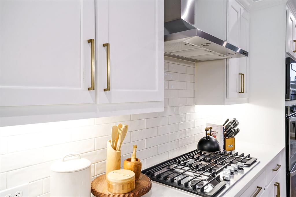 892 Panorama Drive Allen, TX 75013 - Photo 14 of 40 a bathroom with a stove a sink and a toilet