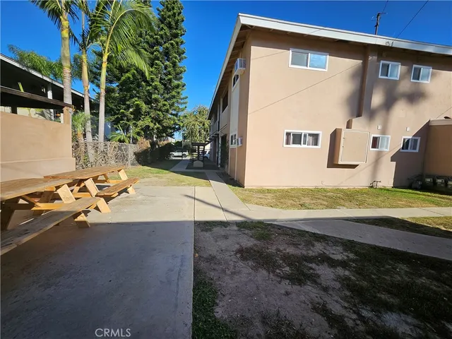 a view of a house with backyard
