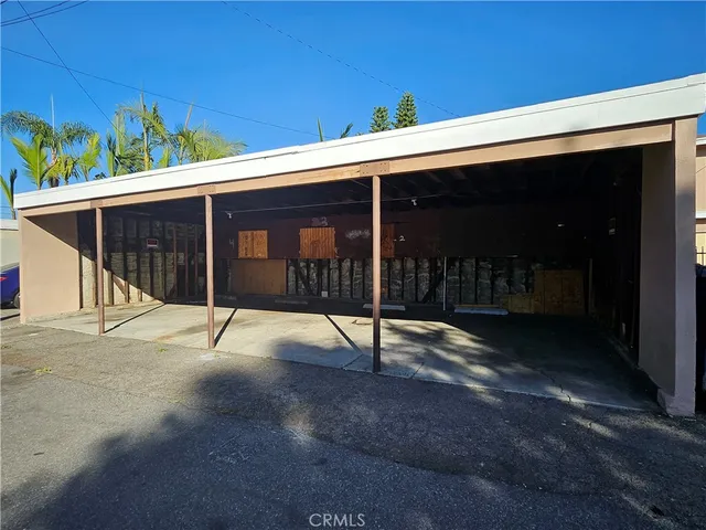 a view of a house with backyard and porch