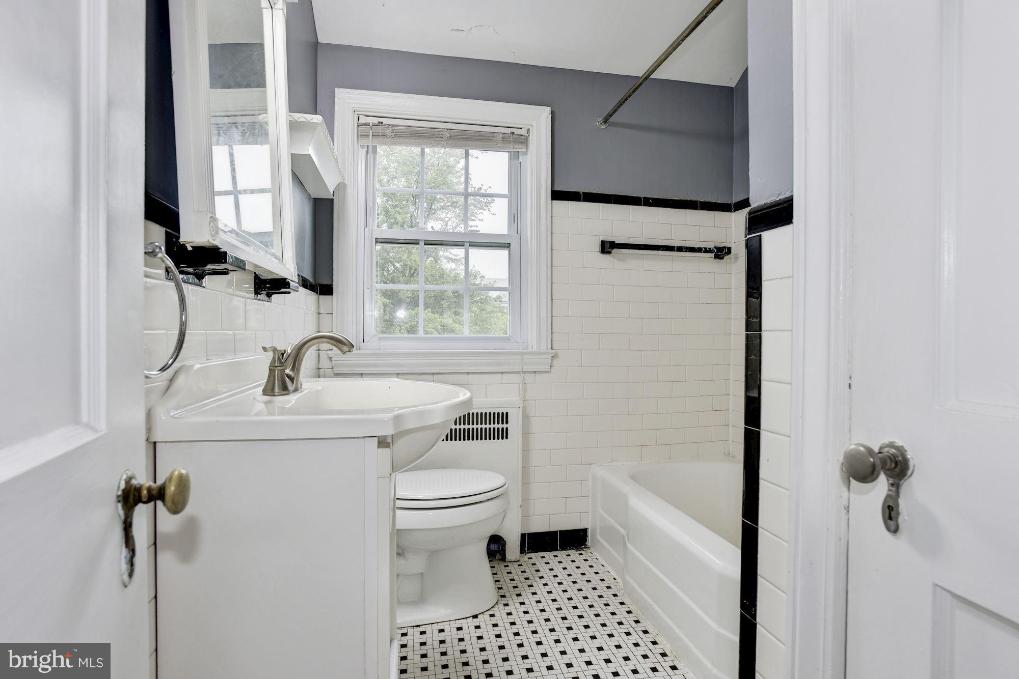 221 Ridge Avenue Baltimore, MD 21286 - Photo 16 of 23 Bath