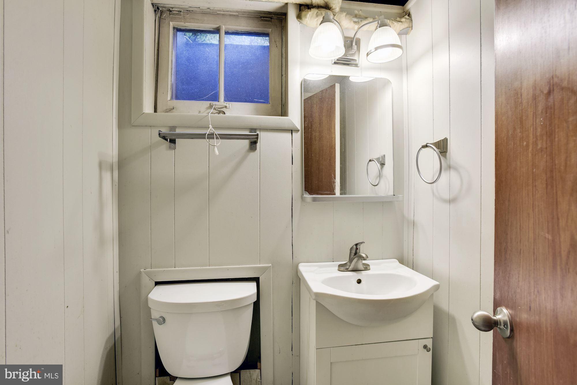221 Ridge Avenue Baltimore, MD 21286 - Photo 20 of 23 Powder Room