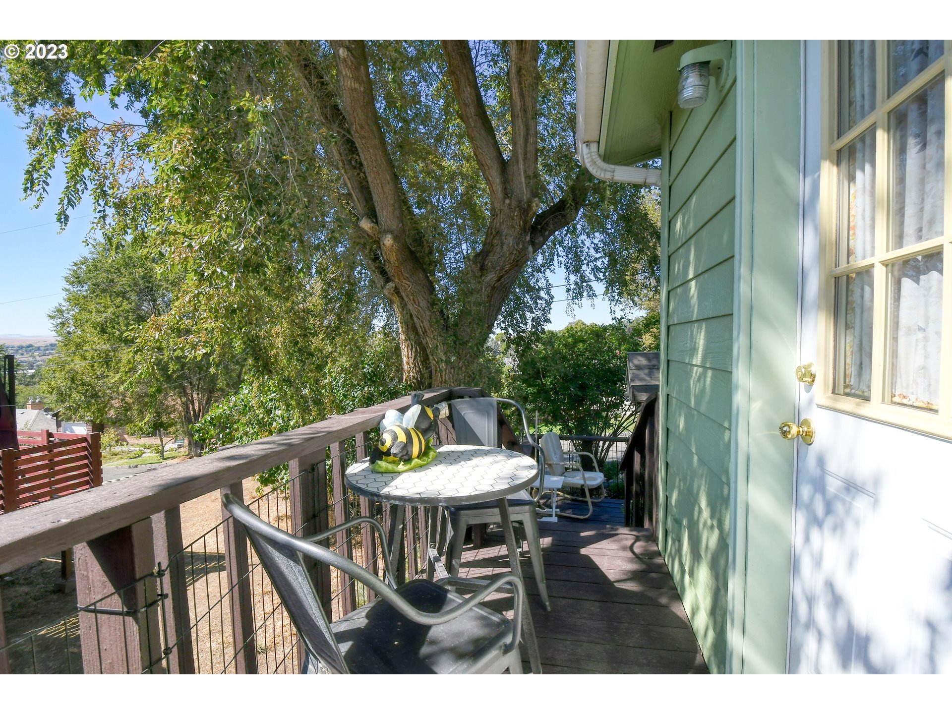618 Northwest 6th Street Pendleton, OR 97801 - Photo 37 of 41 a balcony with table and chairs and a yard