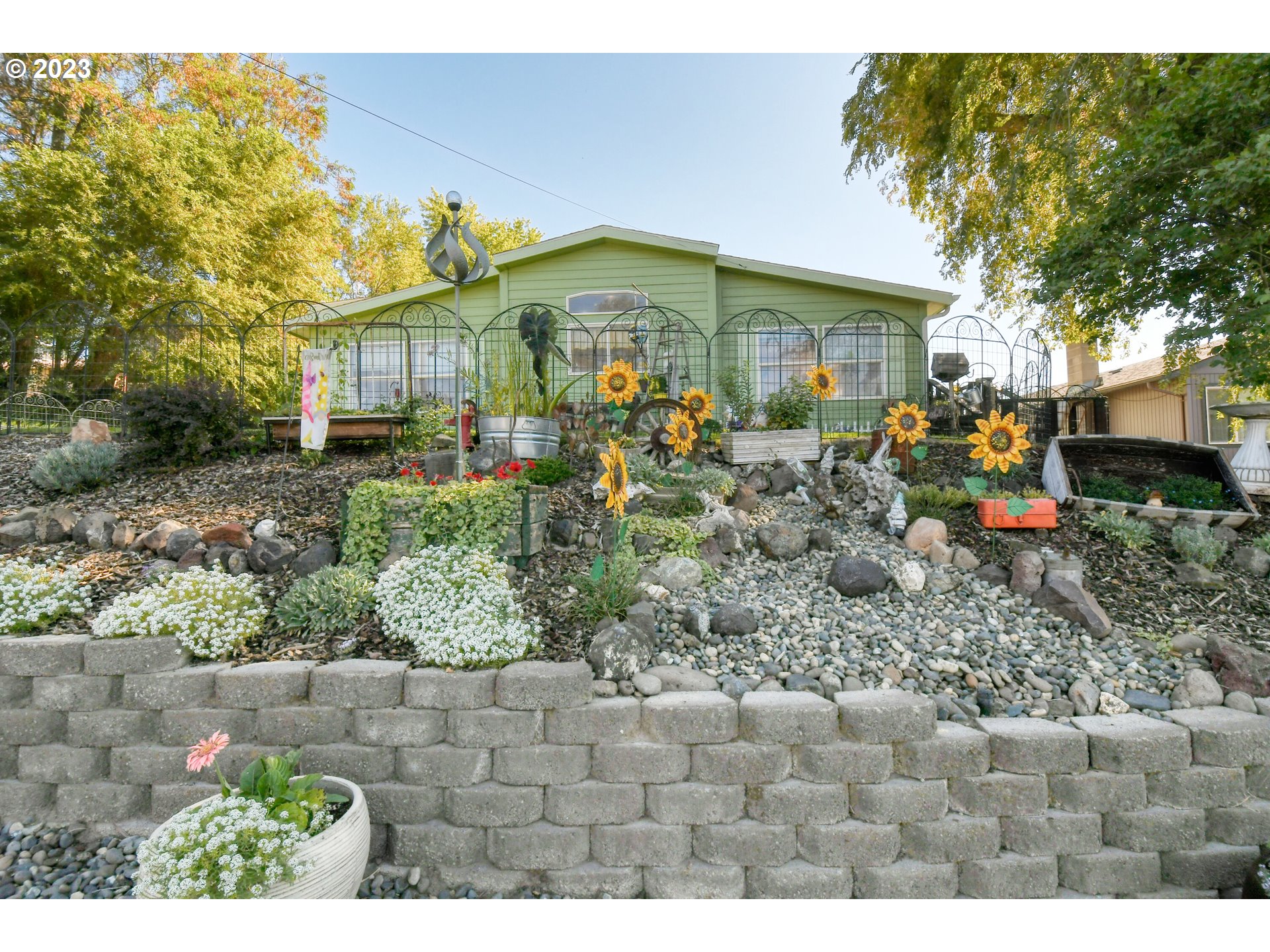 618 Northwest 6th Street Pendleton, OR 97801 - Photo 5 of 41 a view of a chairs and table in the patio