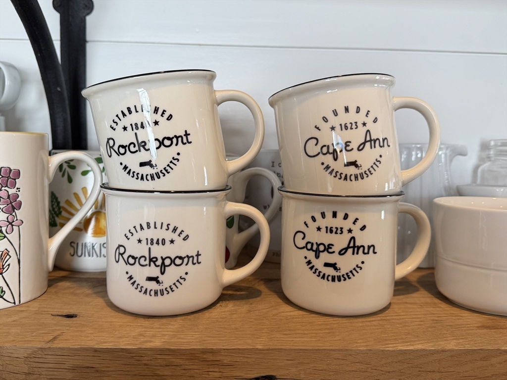 20 Smith Road, Unit SUMMER Rockport, MA 01966 - Photo 9 of 26 a view of a table and a painting on the wall