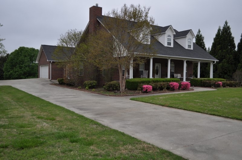 208 Pointe Road Inman, SC 29349 - Photo 2 of 23