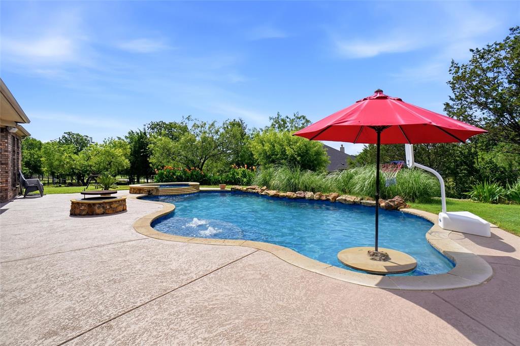 124 Carnes Court Springtown, TX 76082 - Photo 32 of 40