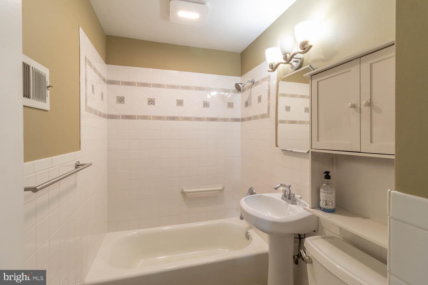 45 Rutledge Avenue Trenton, NJ 08618 - Photo 16 of 34 First floor bathroom