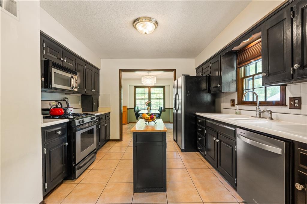 11524 Rosehill Road Overland Park, KS 66210 - Photo 10 of 32