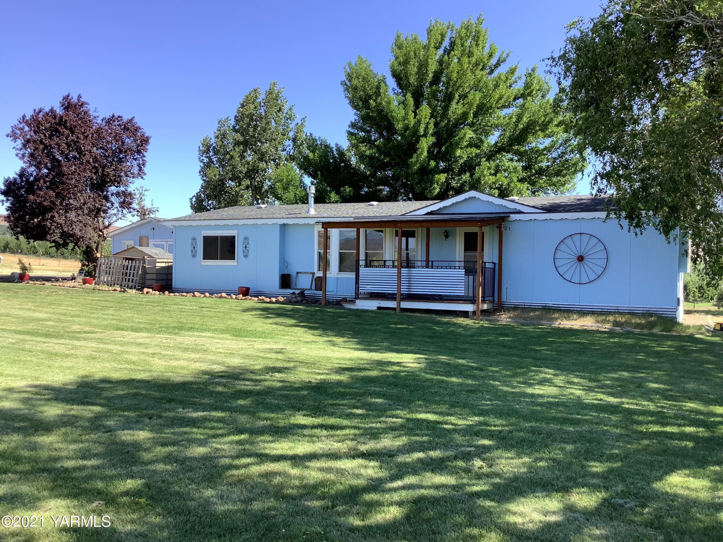 a view of a house with a backyard