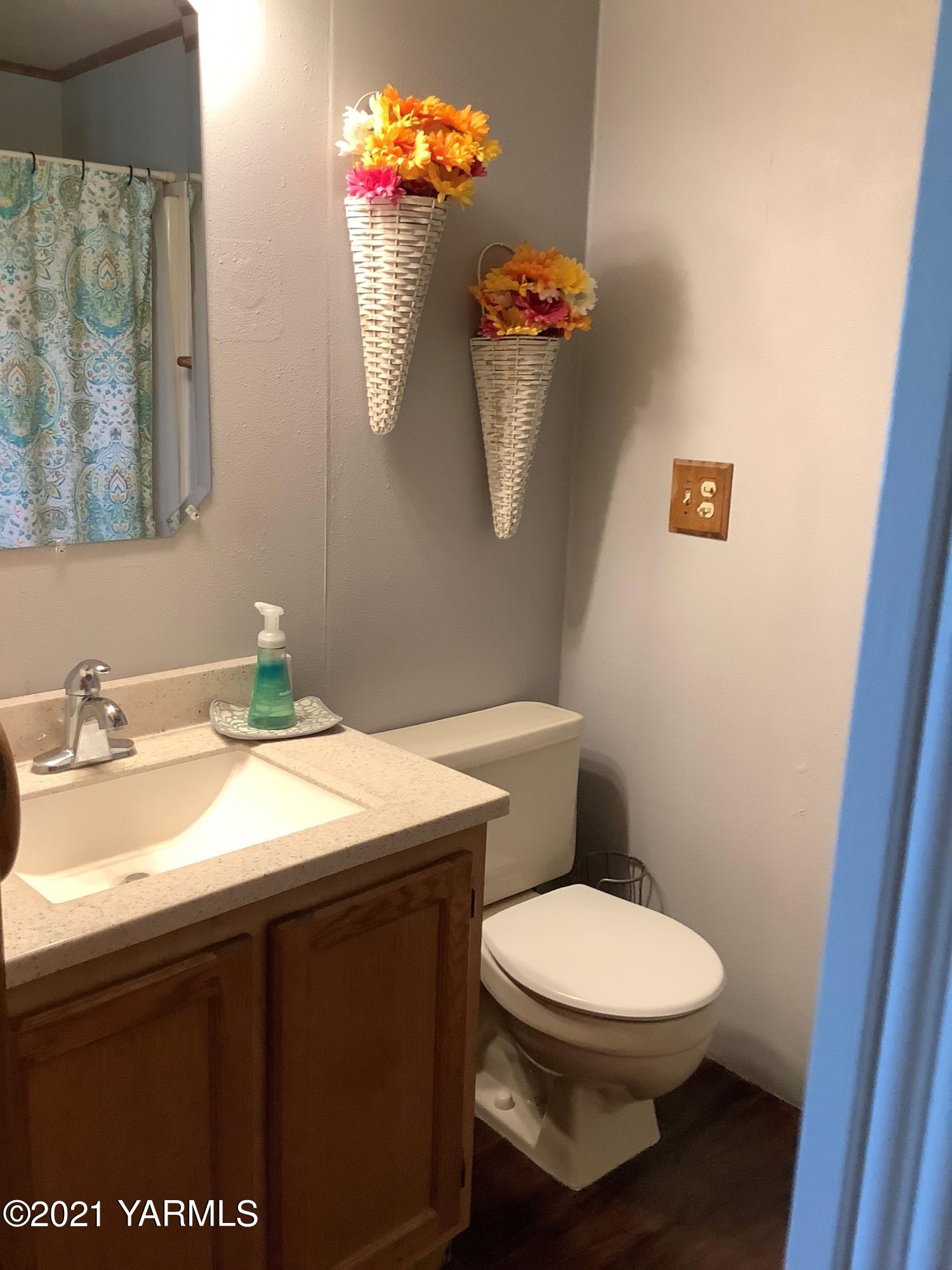 2501 Cook Road Yakima, WA 98908 - Photo 13 of 25 a bathroom with a toilet sink and mirror