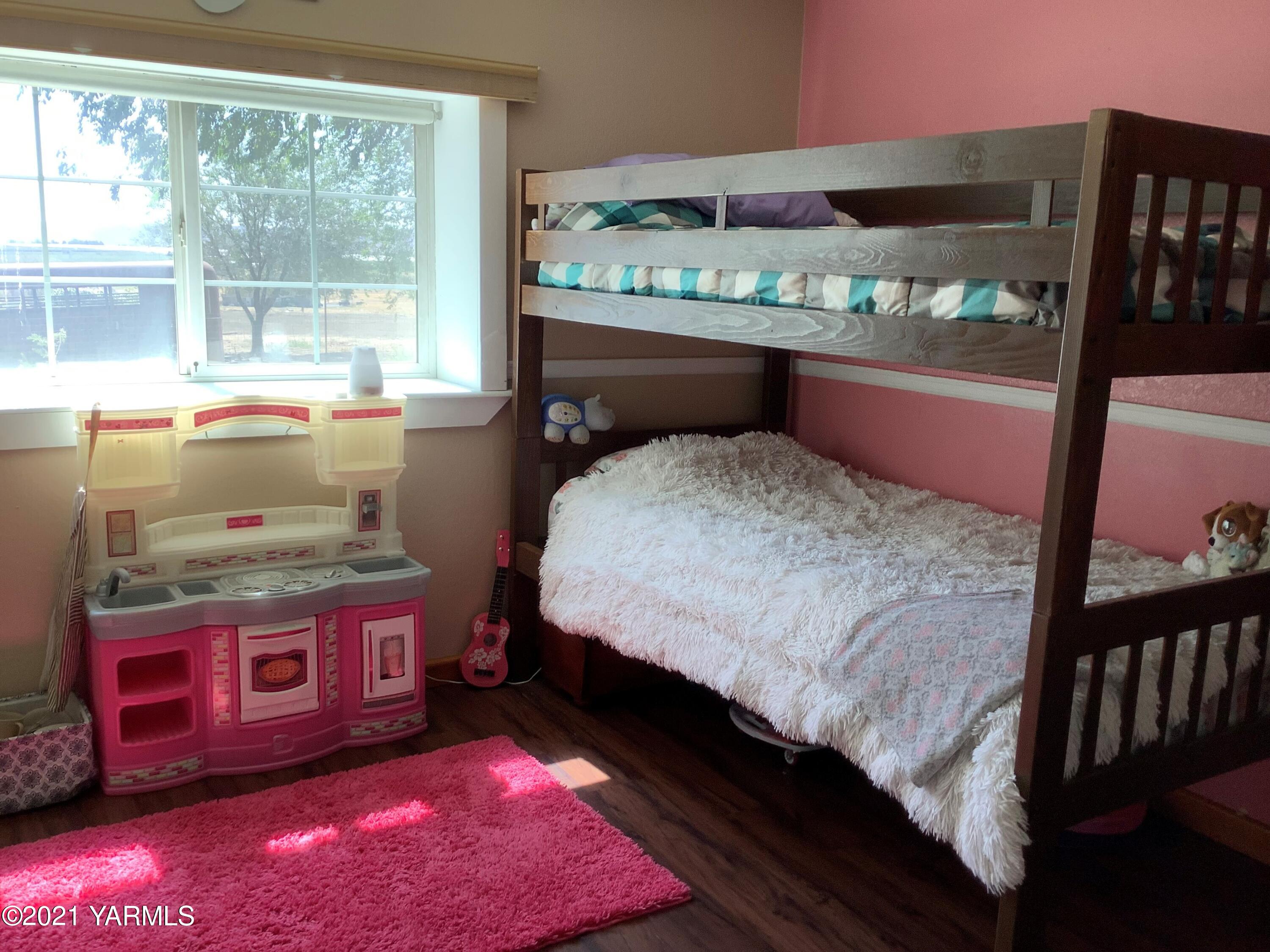 2501 Cook Road Yakima, WA 98908 - Photo 14 of 25 a bed room with a bed and a dresser