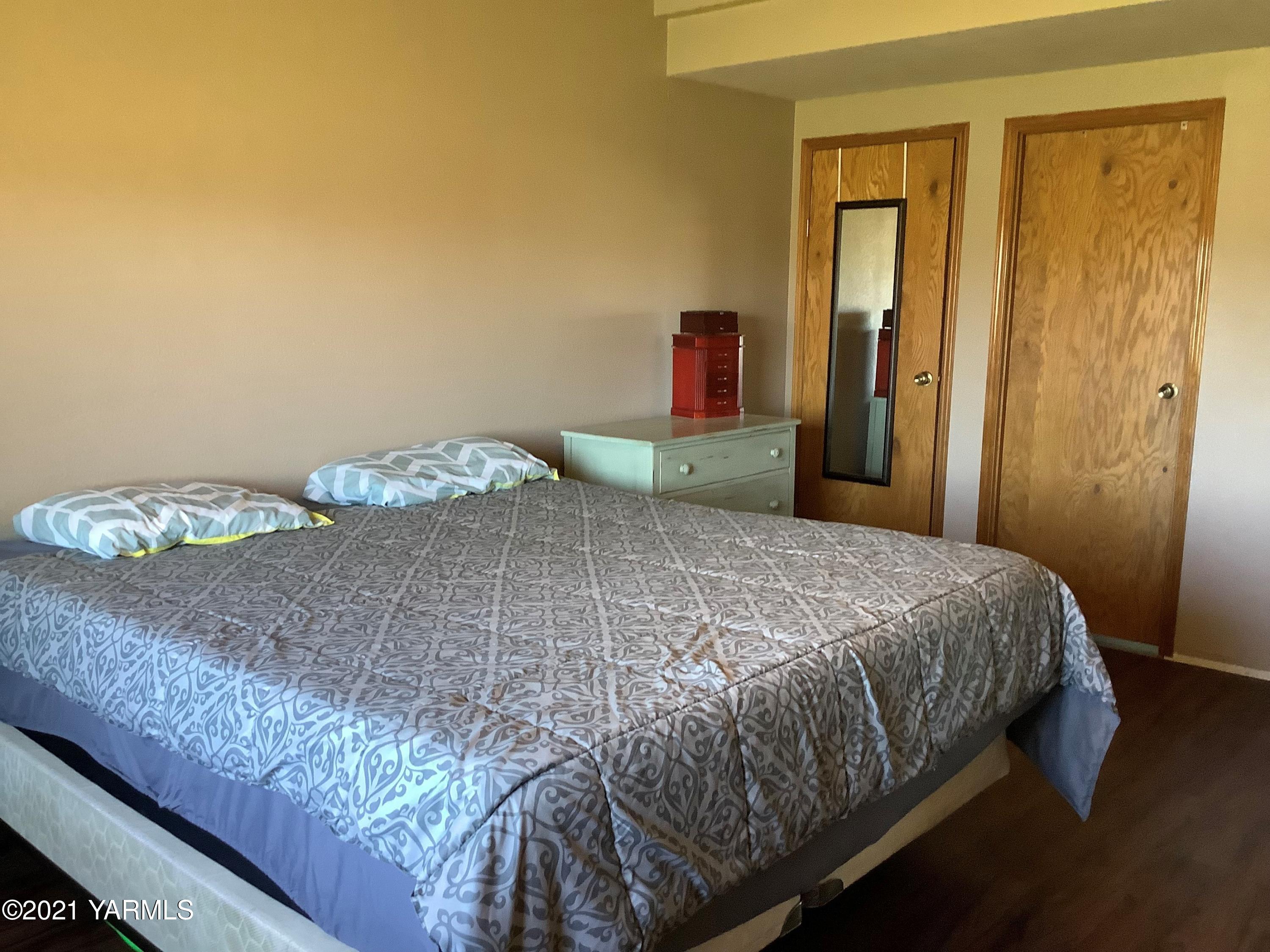 2501 Cook Road Yakima, WA 98908 - Photo 16 of 25 a bedroom with a bed and hallway