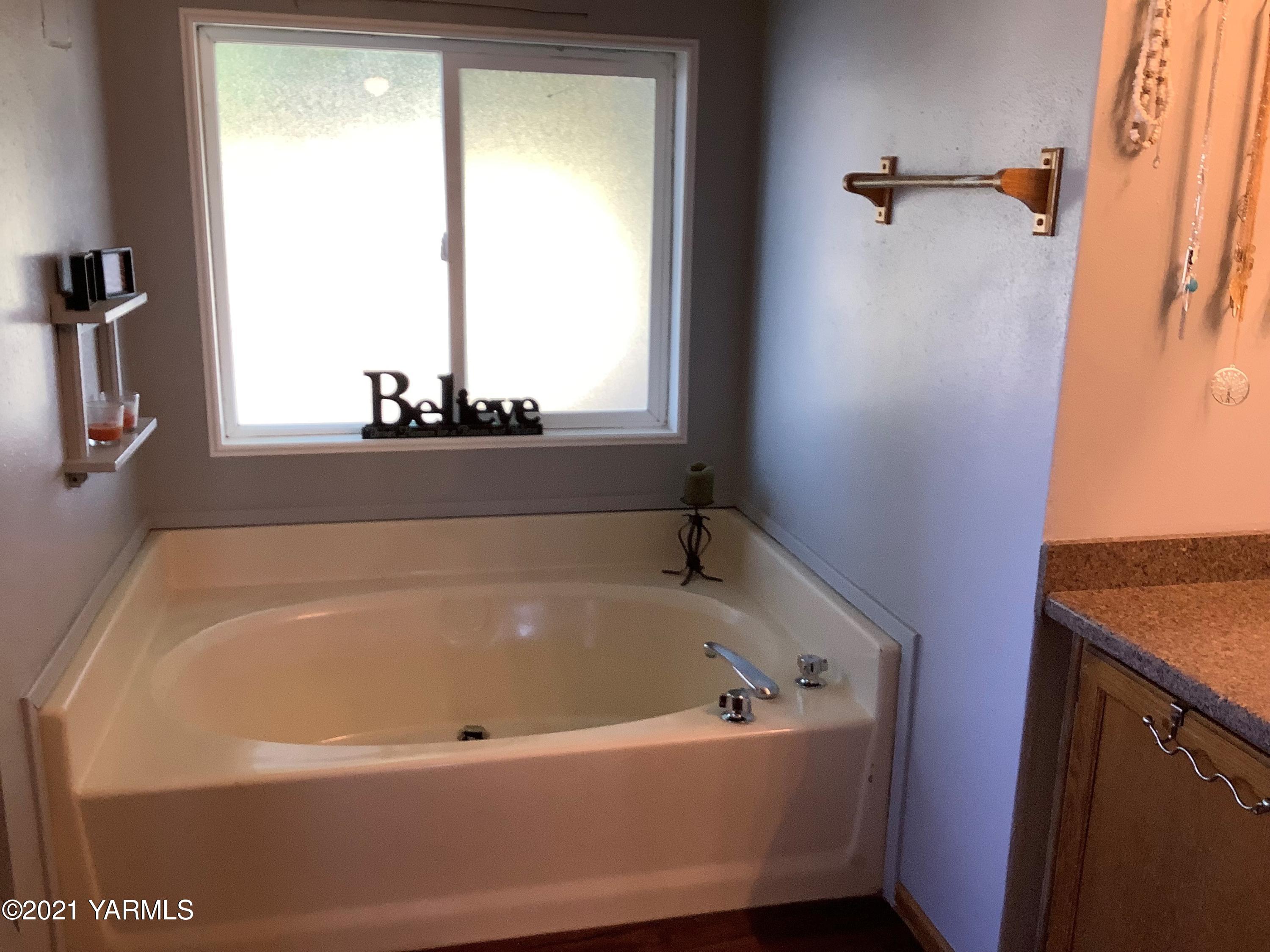 2501 Cook Road Yakima, WA 98908 - Photo 17 of 25 a bath tub sitting next to a window