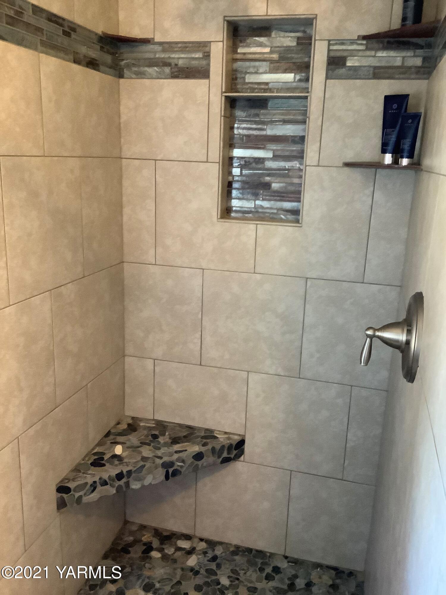 2501 Cook Road Yakima, WA 98908 - Photo 18 of 25 a bathroom with a shower