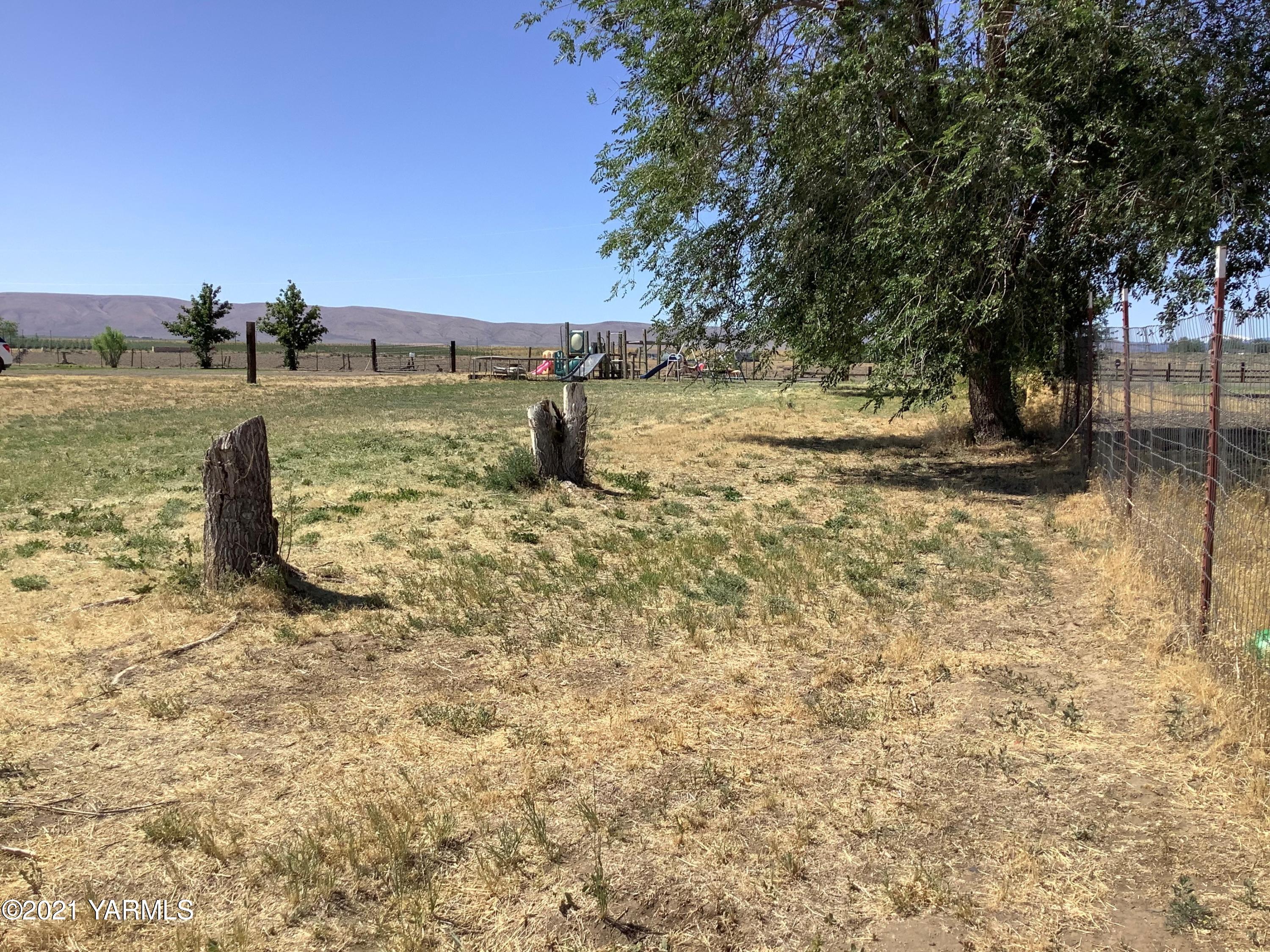 2501 Cook Road Yakima, WA 98908 - Photo 21 of 25 a view of a yard with wooden fence