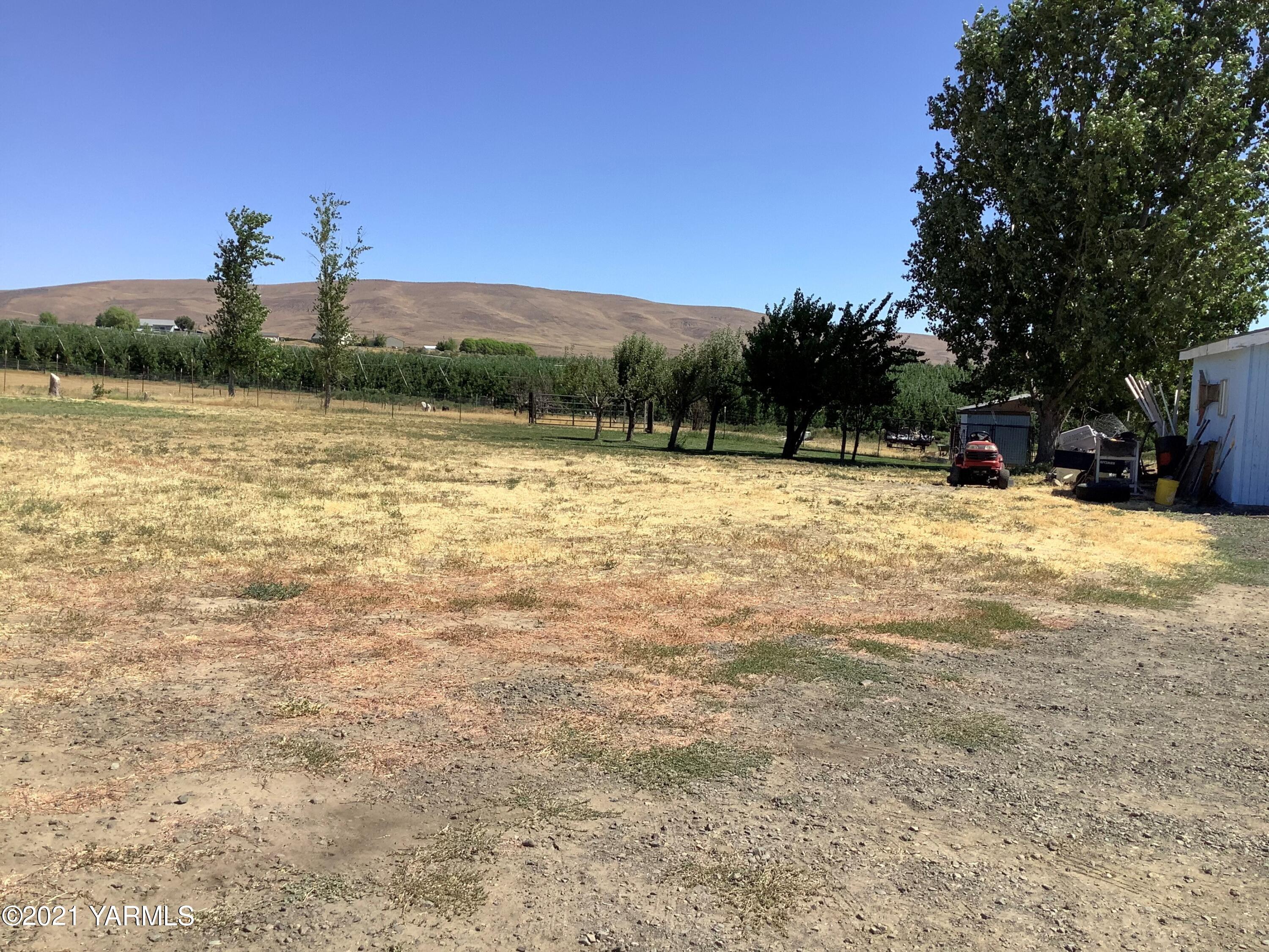 2501 Cook Road Yakima, WA 98908 - Photo 24 of 25 a view of a lake with houses in the background