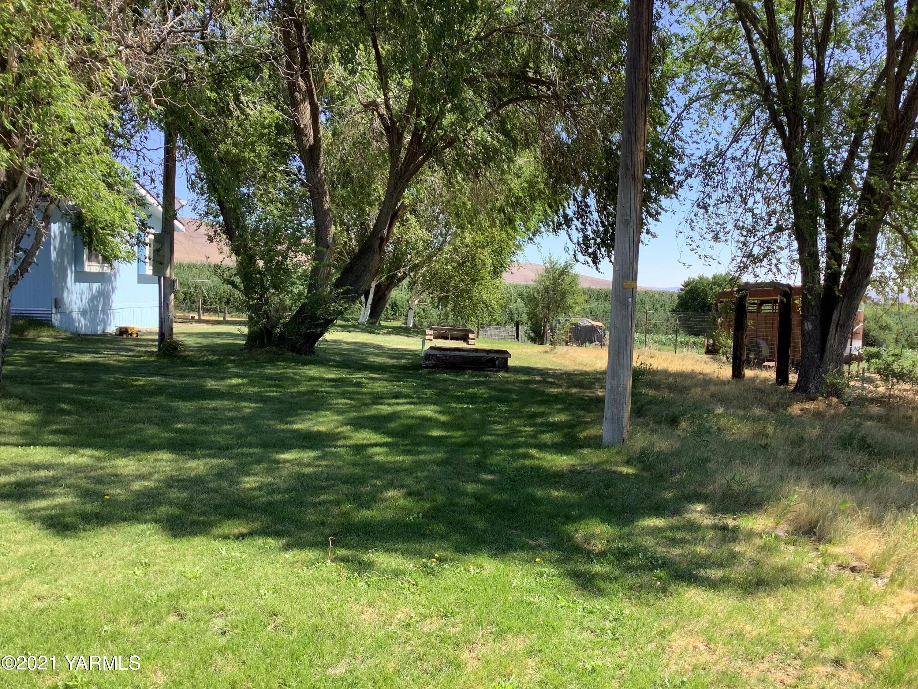 2501 Cook Road Yakima, WA 98908 - Photo 4 of 25 a backyard of a house with lots of green space