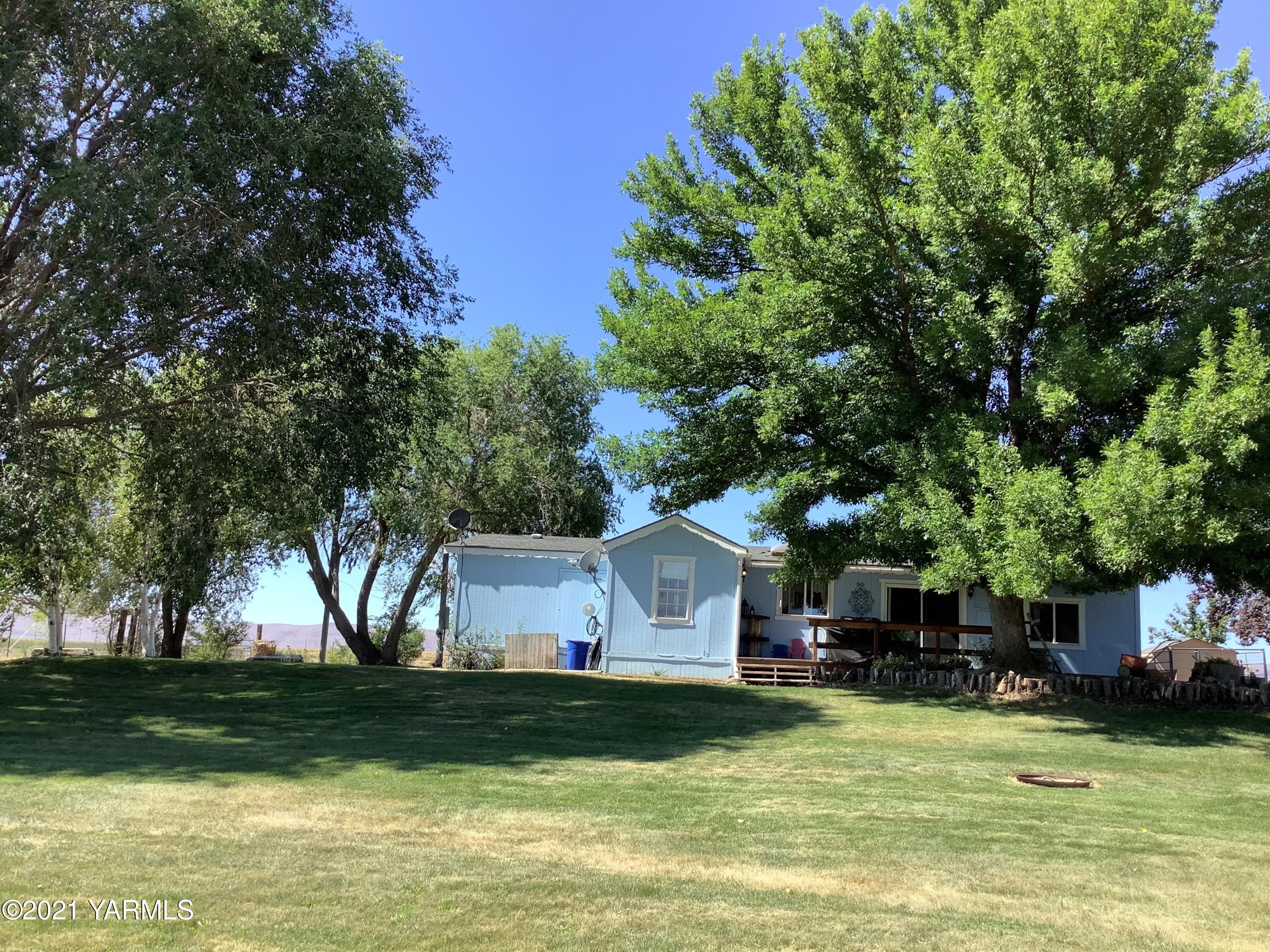 2501 Cook Road Yakima, WA 98908 - Photo 5 of 25 a front view of a house with a garden