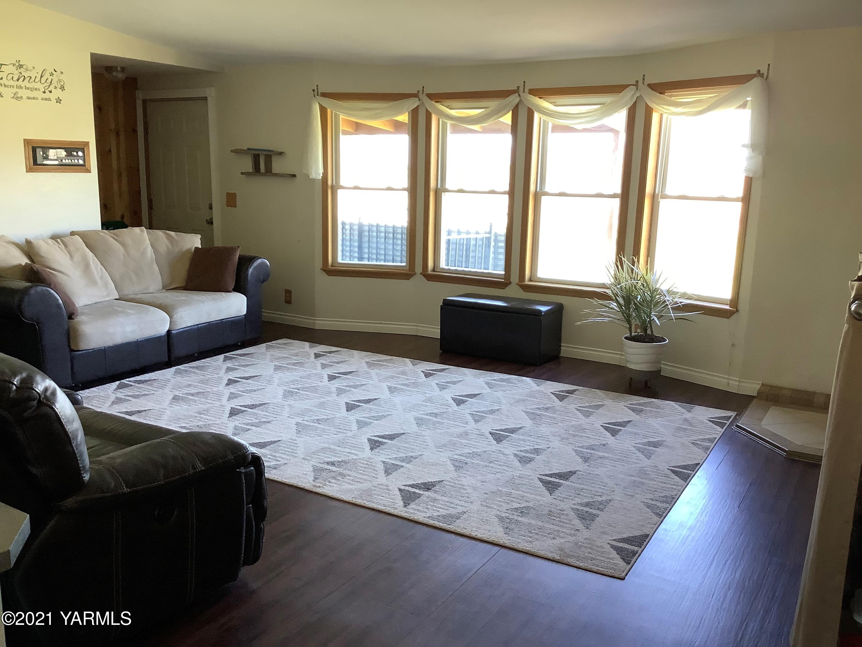 2501 Cook Road Yakima, WA 98908 - Photo 7 of 25 a living room with furniture and a couch